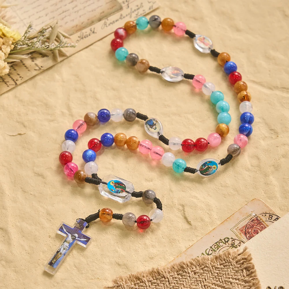 con perline rotanti multicolori in resina e cordino con ciondolo della Madonna e crocifisso INRI