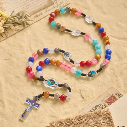 con perline rotanti multicolori in resina e cordino con ciondolo della Madonna e crocifisso INRI
