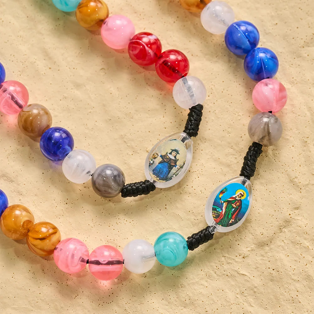con perline rotanti multicolori in resina e cordino con ciondolo della Madonna e crocifisso INRI