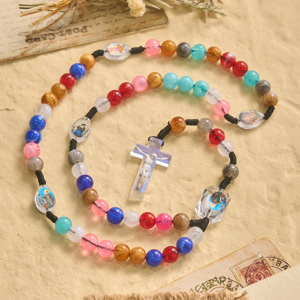 con perline rotanti multicolori in resina e cordino con ciondolo della Madonna e crocifisso INRI