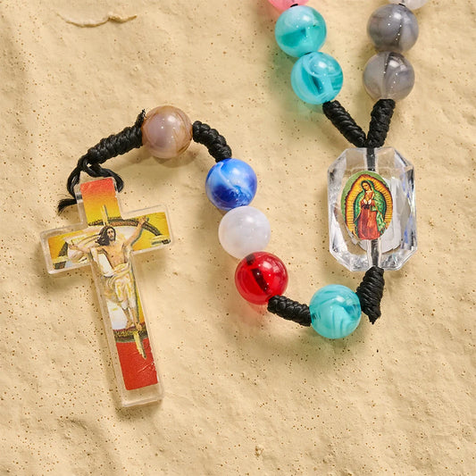 con perline rotanti multicolori in resina e cordino con ciondolo della Madonna e crocifisso INRI