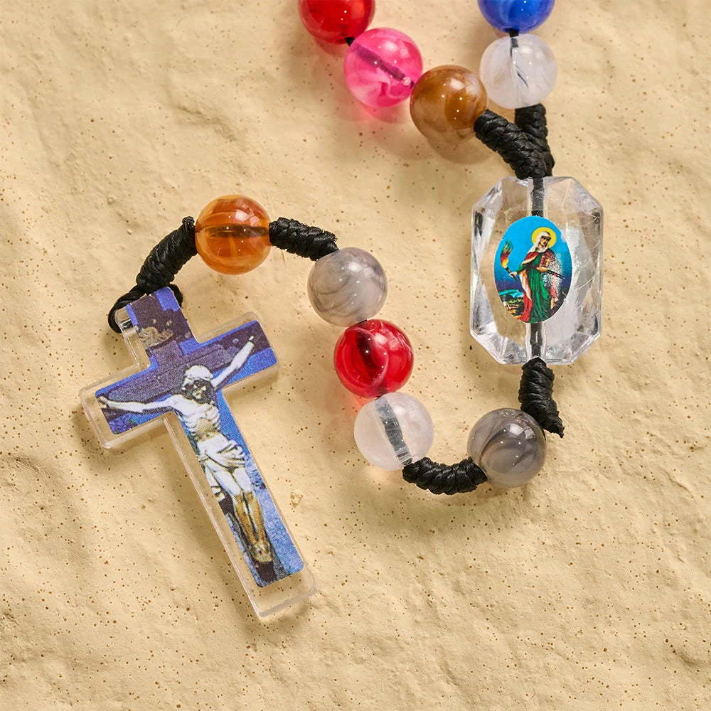con perline rotanti multicolori in resina e cordino con ciondolo della Madonna e crocifisso INRI