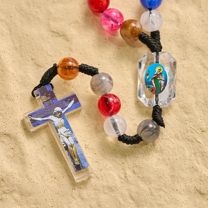 con perline rotanti multicolori in resina e cordino con ciondolo della Madonna e crocifisso INRI