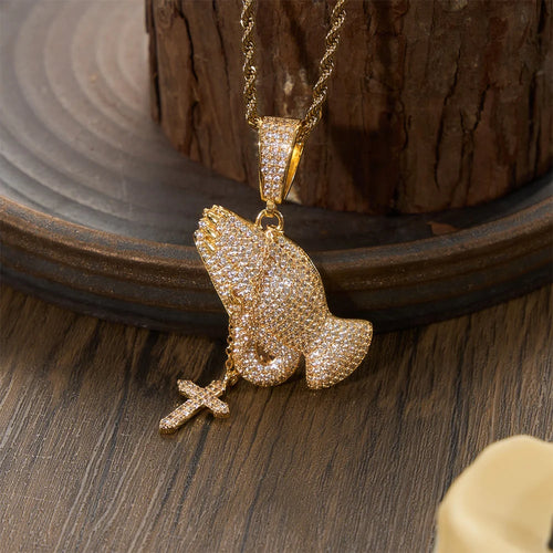 Wisiorek z pełnymi, ułożonymi w modlitwę dłońmi i wiszącym krzyżem: ponadczasowy symbol szczerej, pobożnej modlitwy