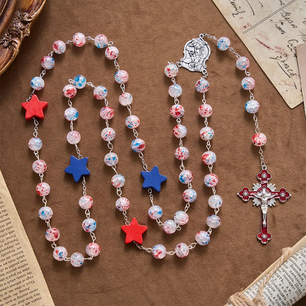 Perline a pois, accento patriottico a forma di stella, medaglione con lo scudo di San Michele, rosario in smalto, crocifisso a stella