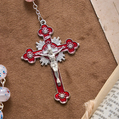 Perline a pois, accento patriottico a forma di stella, medaglione con lo scudo di San Michele, rosario in smalto, crocifisso a stella