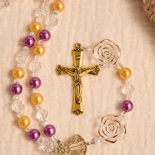 Rosario in acrilico con camelia stampata, crocifisso dorato e medaglietta in filigrana di Nostra Signora di Aparecida