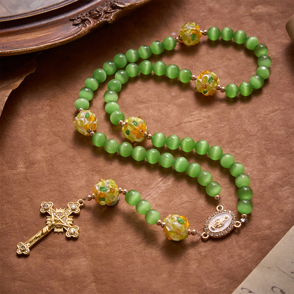 in pietra occhio di gatto verde con perle in vetro lampwork a fiore: simbolo di vive benedizioni celesti
