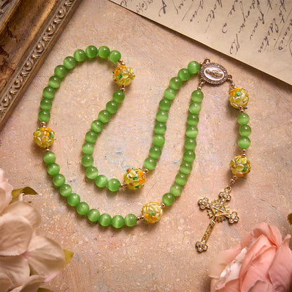 in pietra occhio di gatto verde con perle in vetro lampwork a fiore: simbolo di vive benedizioni celesti
