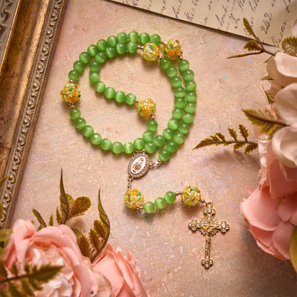 in pietra occhio di gatto verde con perle in vetro lampwork a fiore: simbolo di vive benedizioni celesti