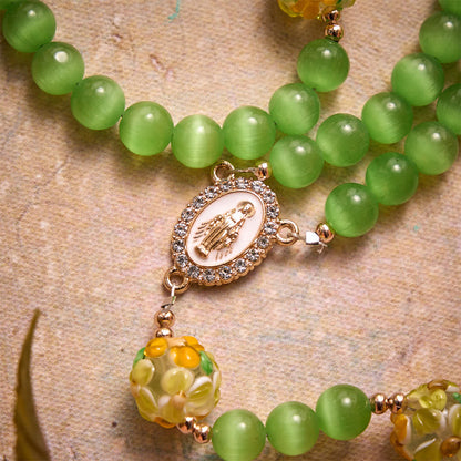 in pietra occhio di gatto verde con perle in vetro lampwork a fiore: simbolo di vive benedizioni celesti