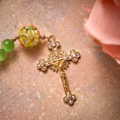 in pietra occhio di gatto verde con perle in vetro lampwork a fiore: simbolo di vive benedizioni celesti