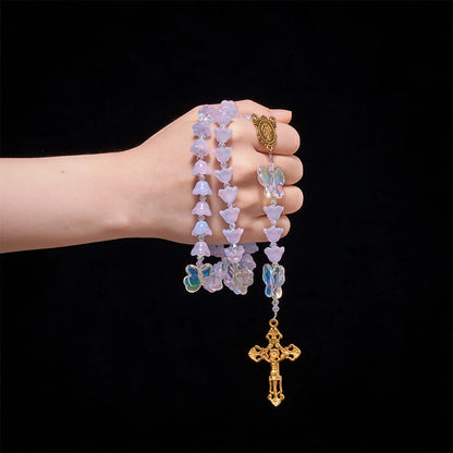 Rosario in vetro con mughetti sfumati iridescenti e ciondoli a farfalla: emblema di dolci benedizioni celestiali
