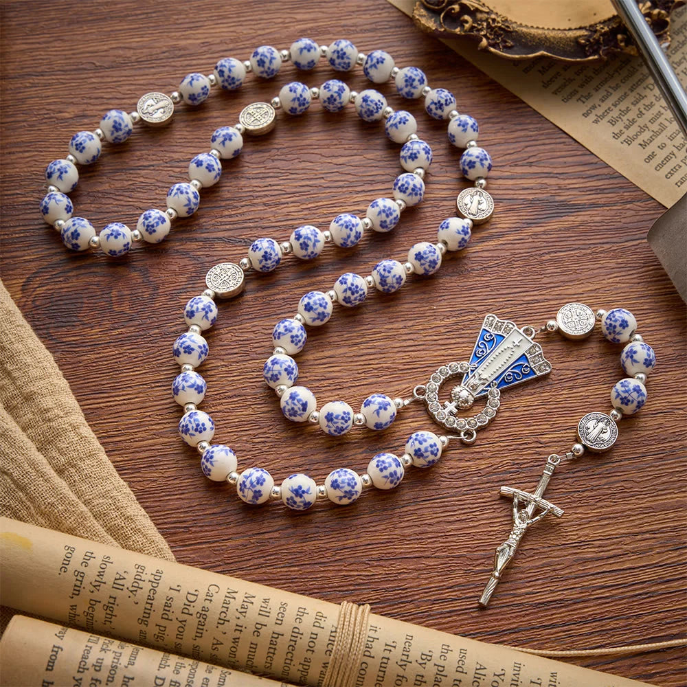Rosario in ceramica Sacrelle nei colori bianco e blu con motivo floreale, medaglie di San Benedetto e della Madonna