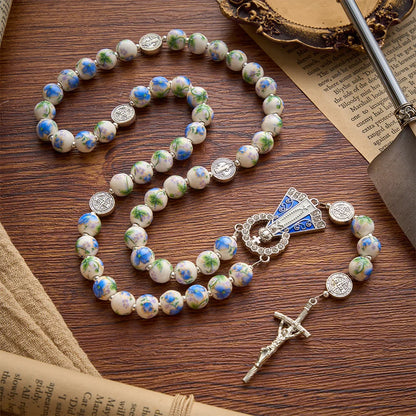 Rosario in ceramica Sacrelle nei colori bianco e blu con motivo floreale, medaglie di San Benedetto e della Madonna