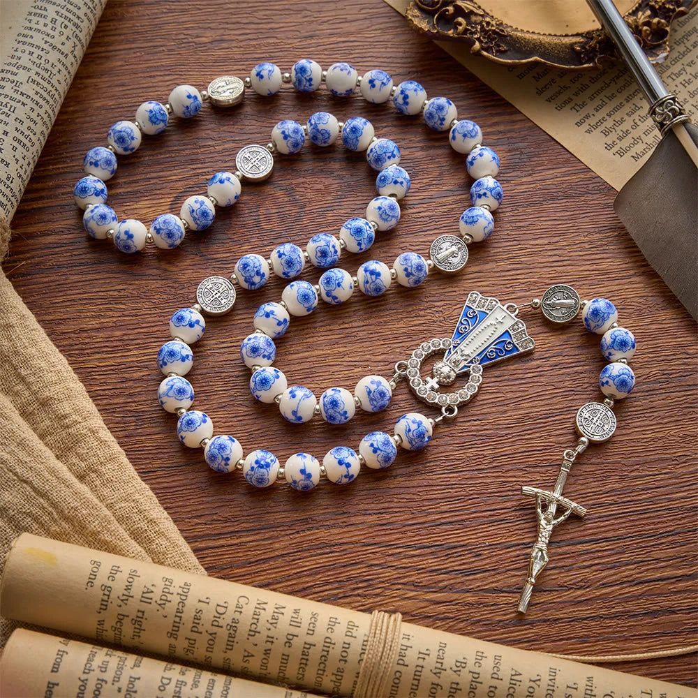 Rosario in ceramica Sacrelle nei colori bianco e blu con motivo floreale, medaglie di San Benedetto e della Madonna