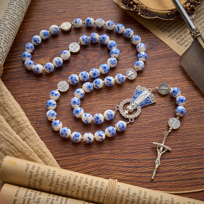 Rosario in ceramica Sacrelle nei colori bianco e blu con motivo floreale, medaglie di San Benedetto e della Madonna