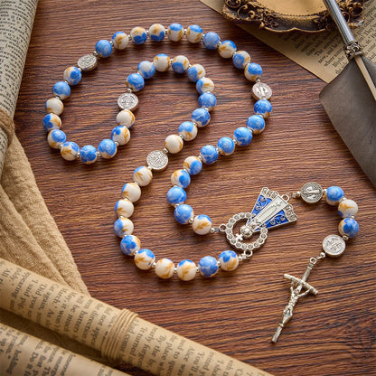 Rosario in ceramica Sacrelle nei colori bianco e blu con motivo floreale, medaglie di San Benedetto e della Madonna