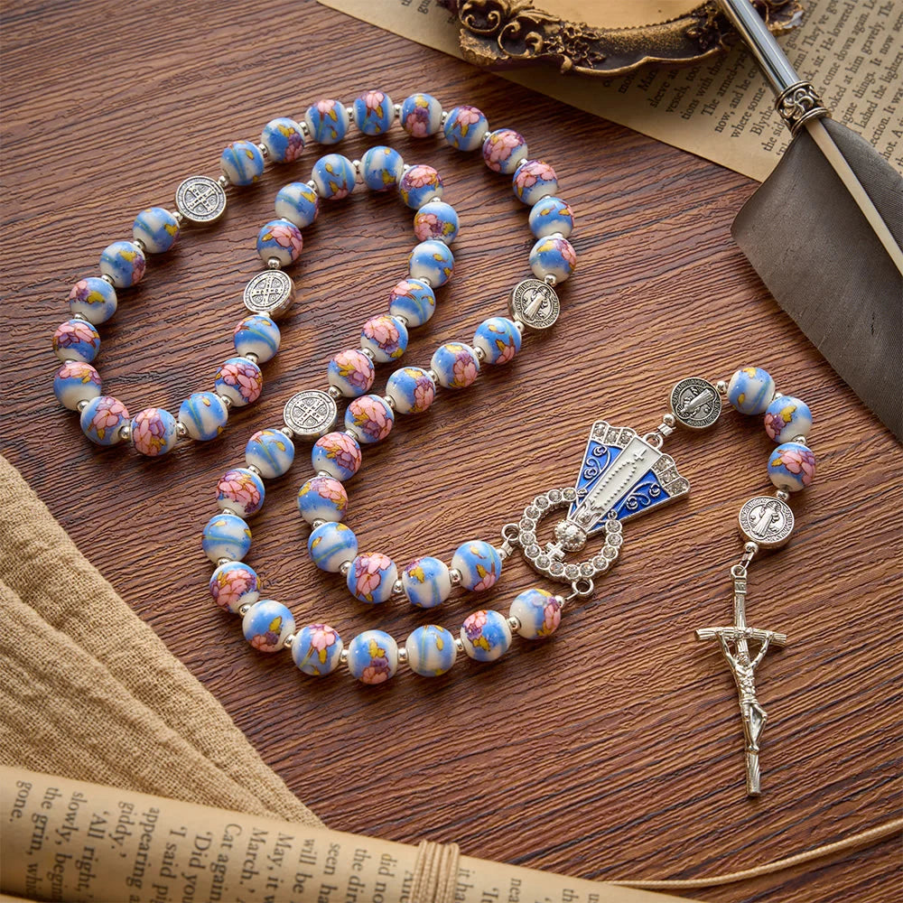 Rosario in ceramica Sacrelle nei colori bianco e blu con motivo floreale, medaglie di San Benedetto e della Madonna