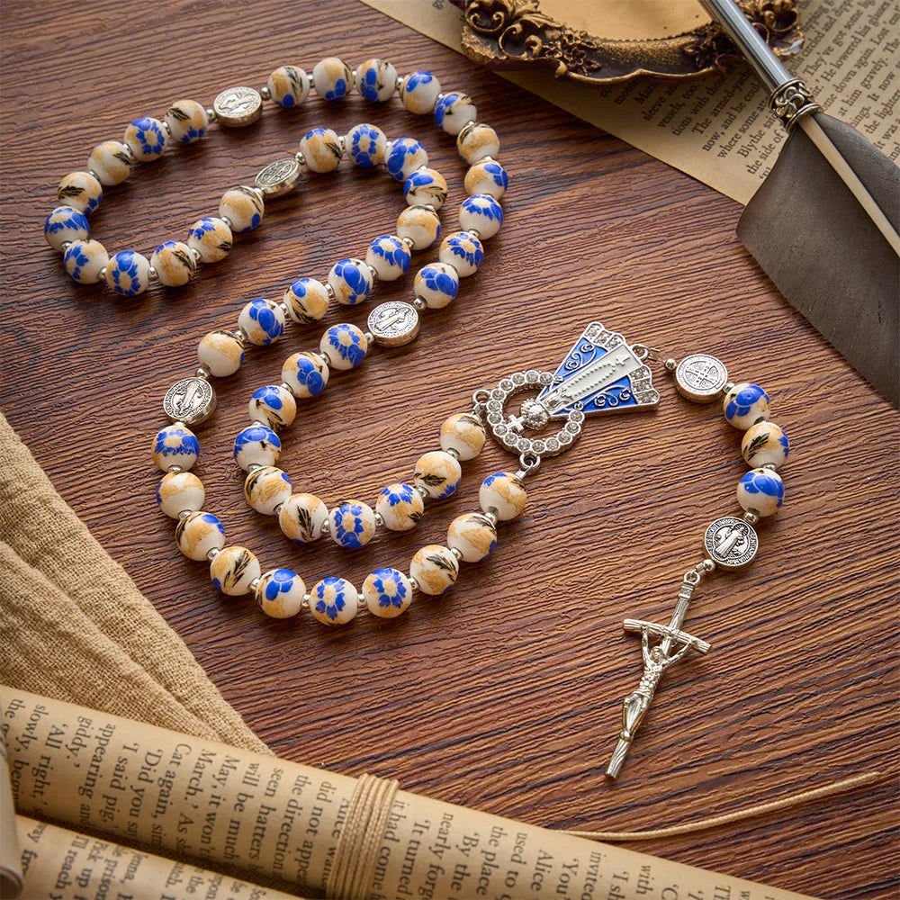 Rosario in ceramica Sacrelle nei colori bianco e blu con motivo floreale, medaglie di San Benedetto e della Madonna