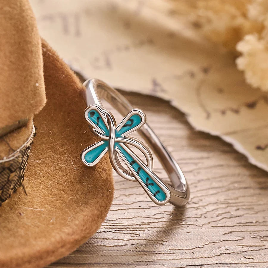 Delikatny pierścień z krzyżem i symbolem nieskończoności: symbol nieprzerwanego boskiego schronienia