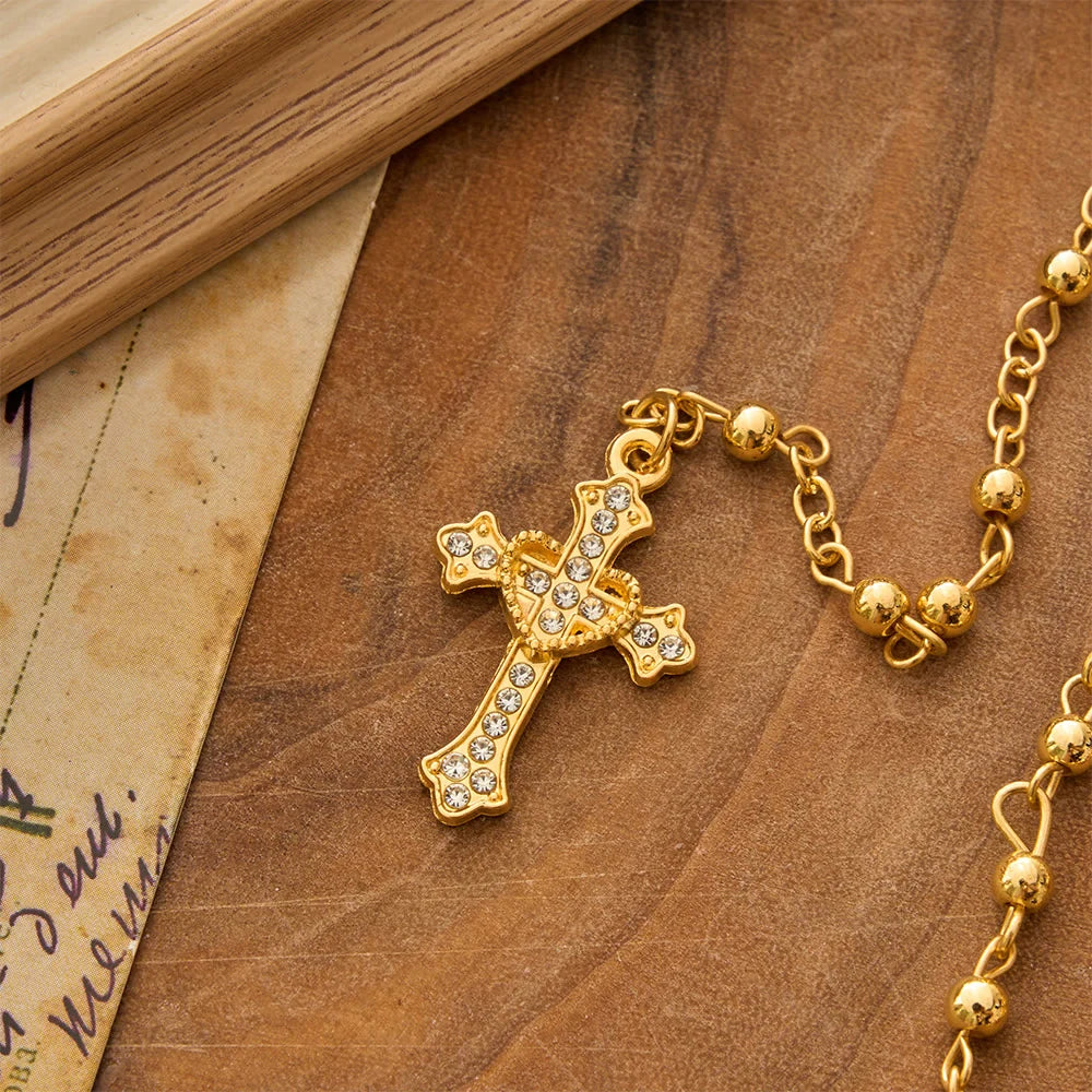 con un crocifisso dettagliato: simbolo di una silenziosa, celeste misericordia