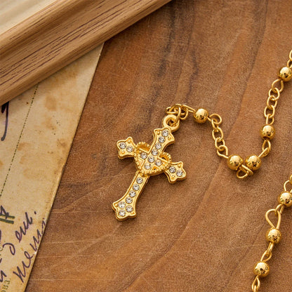 con un crocifisso dettagliato: simbolo di una silenziosa, celeste misericordia
