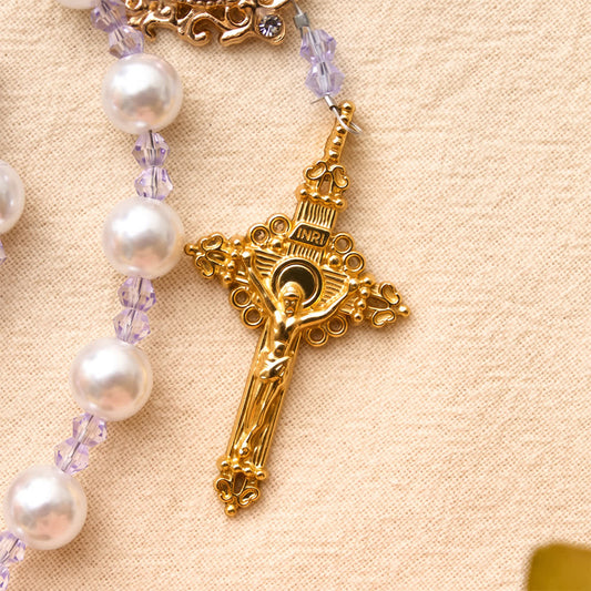 Rosario lucido in finta perla con croce intagliata e medaglia in stile vintage con INRI dorato