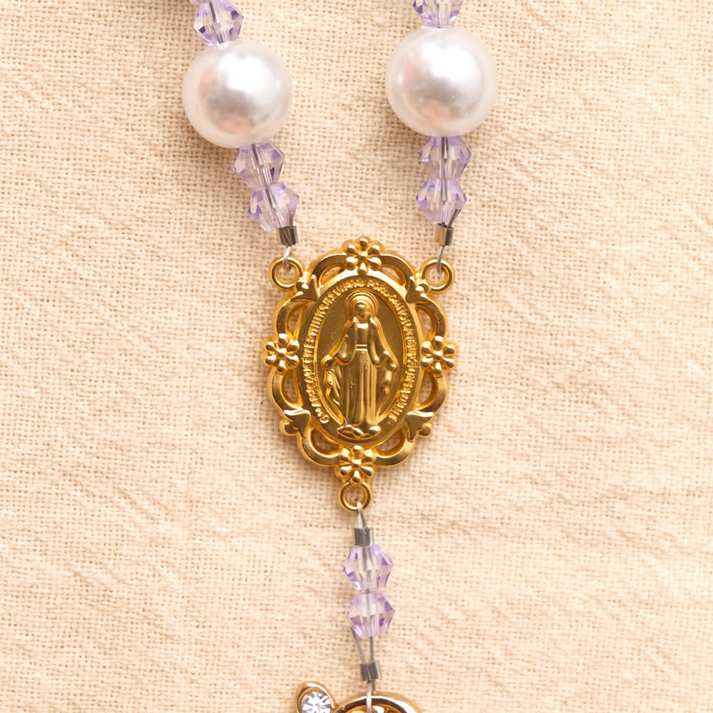 Rosario lucido in finta perla con croce intagliata e medaglia in stile vintage con INRI dorato