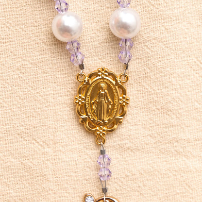 Rosario lucido in finta perla con croce intagliata e medaglia in stile vintage con INRI dorato