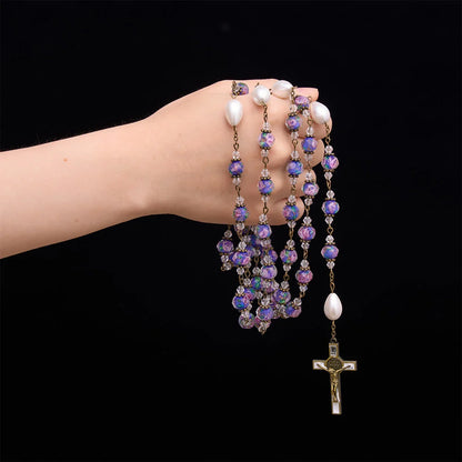 color antico con perline di vetro blu a forma di fiore, con una medaglia della Madonna e un crocifisso dettagliato