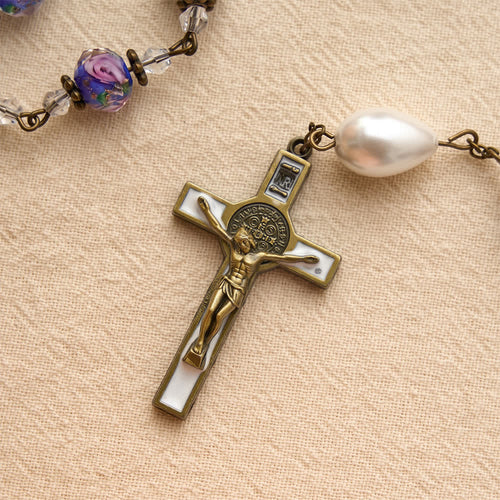 color antico con perline di vetro blu a forma di fiore, con una medaglia della Madonna e un crocifisso dettagliato