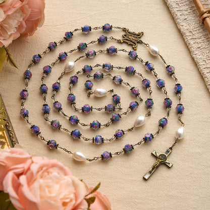 color antico con perline di vetro blu a forma di fiore, con una medaglia della Madonna e un crocifisso dettagliato