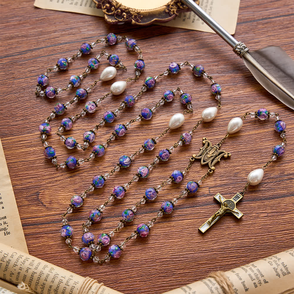color antico con perline di vetro blu a forma di fiore, con una medaglia della Madonna e un crocifisso dettagliato