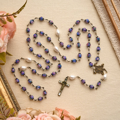 color antico con perline di vetro blu a forma di fiore, con una medaglia della Madonna e un crocifisso dettagliato