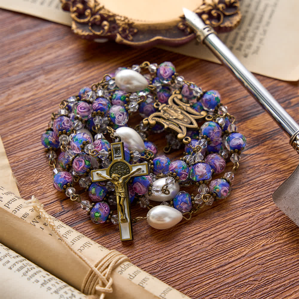 color antico con perline di vetro blu a forma di fiore, con una medaglia della Madonna e un crocifisso dettagliato