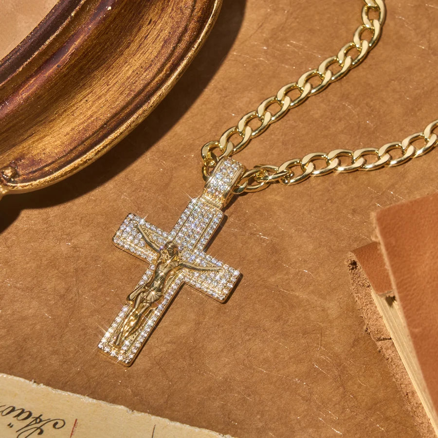 Glam Bling Naszyjnik z łańcuszkiem z krucyfiksem: Noszalny talizman ponadczasowej niebiańskiej łaski