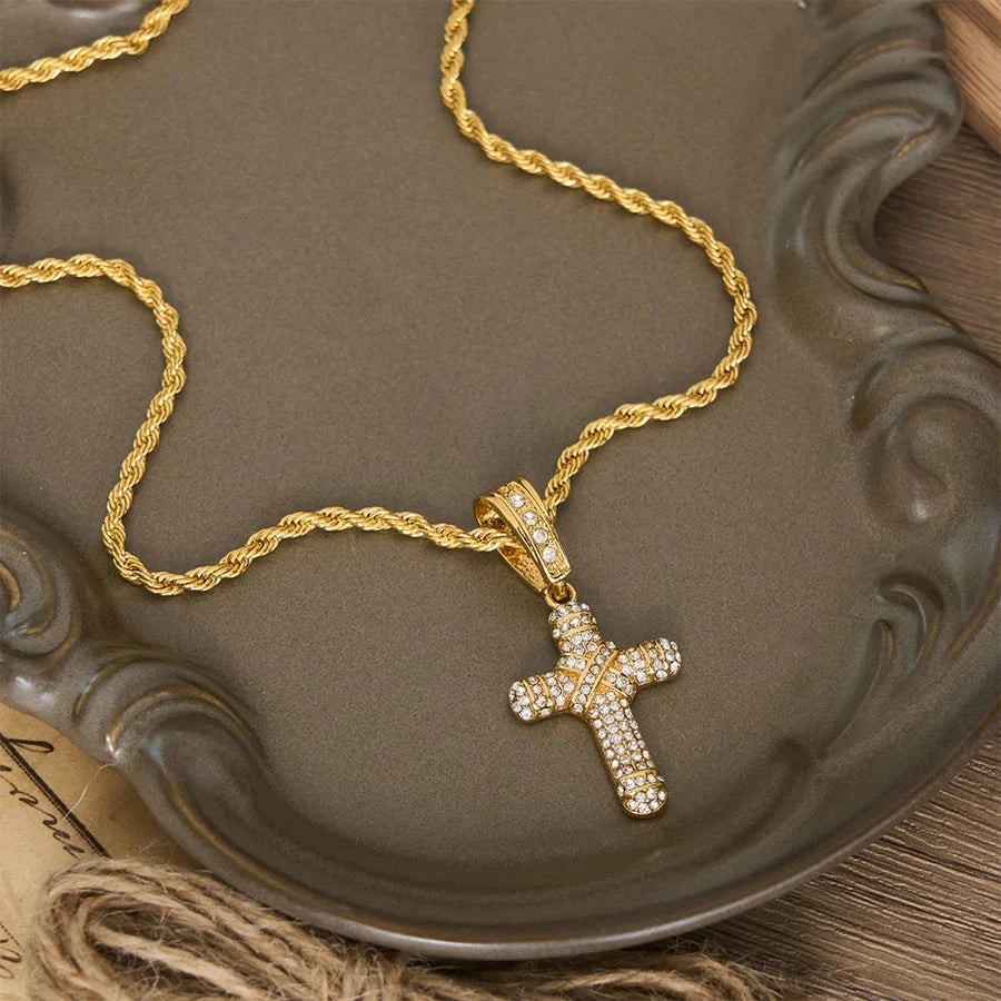 Naszyjnik z krzyżem na łańcuszku Iced Out Rope: Symbol ponadczasowej niebiańskiej łaski