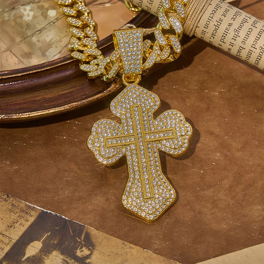 Naszyjnik z masywnym, błyszczącym, kwiatowym krzyżem:Symbol solidnej, świętej ochrony