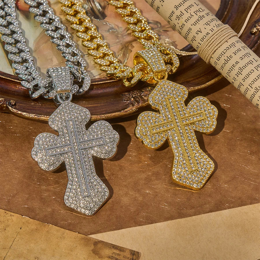 Naszyjnik z masywnym, błyszczącym, kwiatowym krzyżem:Symbol solidnej, świętej ochrony