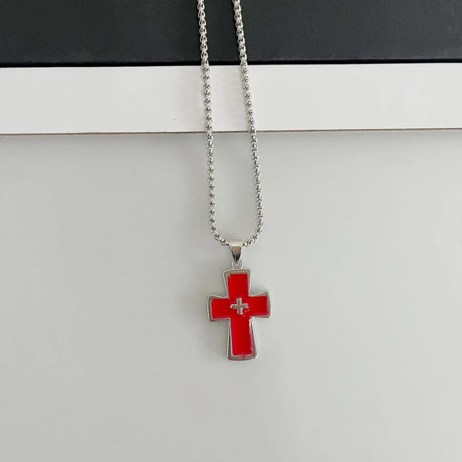 Polerowany naszyjnik z podwójnym krzyżem w oprawie: symbol ponadczasowej niebiańskiej łaski