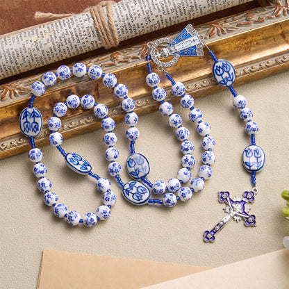 Rosario in porcellana bianco-blu di Nostra Signora di Aparecida: souvenir per una funzione solenne