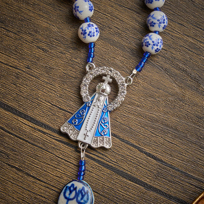 Rosario in porcellana bianco-blu di Nostra Signora di Aparecida: souvenir per una funzione solenne