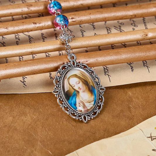 Rosario decorativo in filigrana della Madonna: simbolo di una dolce benedizione materna