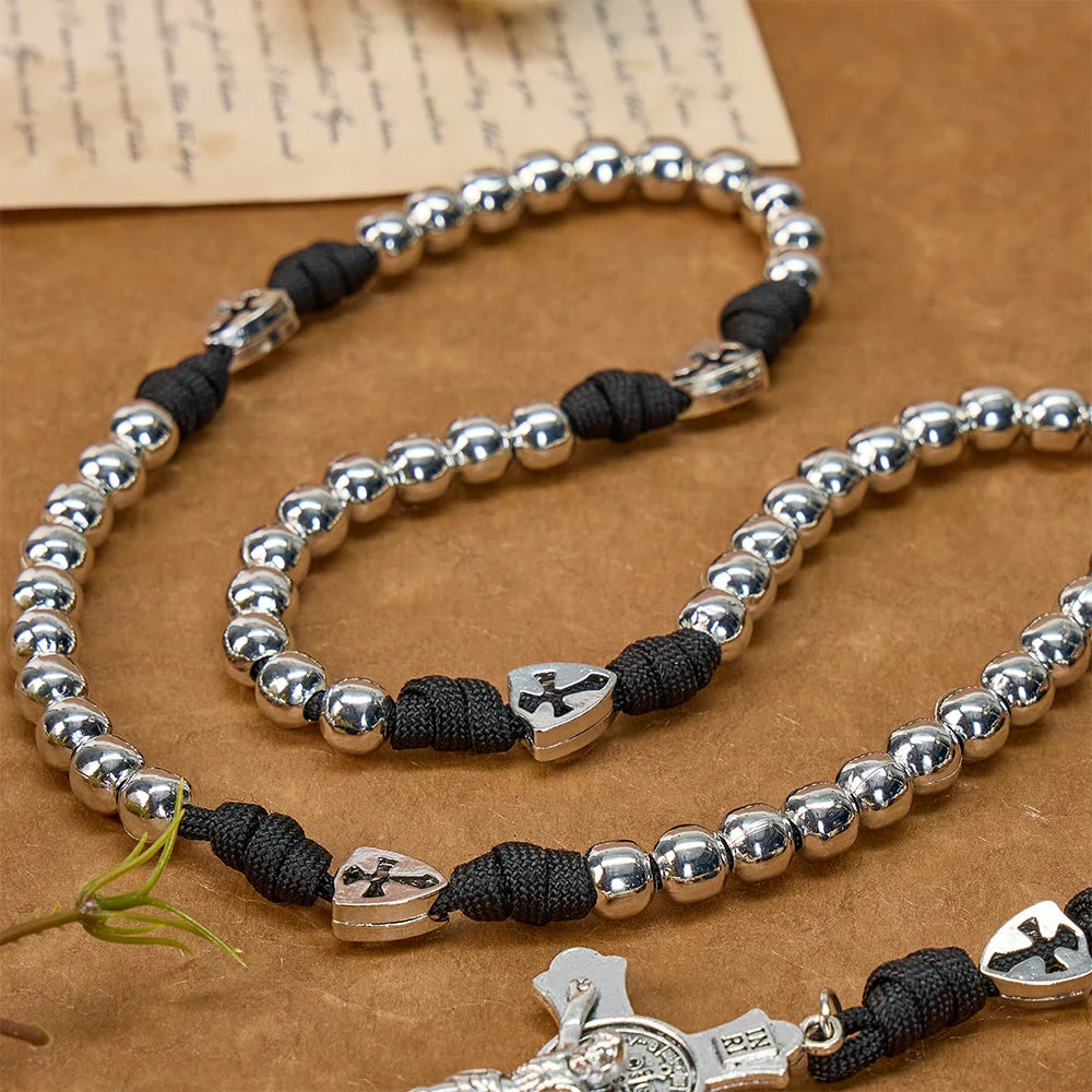 Rosario resistente in paracord con crocifisso intagliato: Totem di duratura fortificazione divina