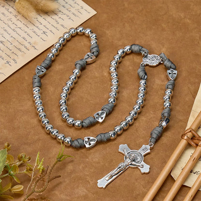 Rosario resistente in paracord con crocifisso intagliato: Totem di duratura fortificazione divina