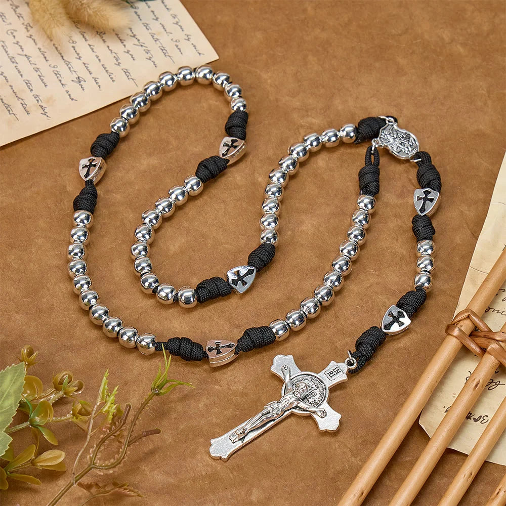 Rosario resistente in paracord con crocifisso intagliato: Totem di duratura fortificazione divina