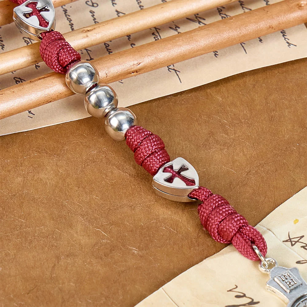 Rosario resistente in paracord con crocifisso intagliato: Totem di duratura fortificazione divina