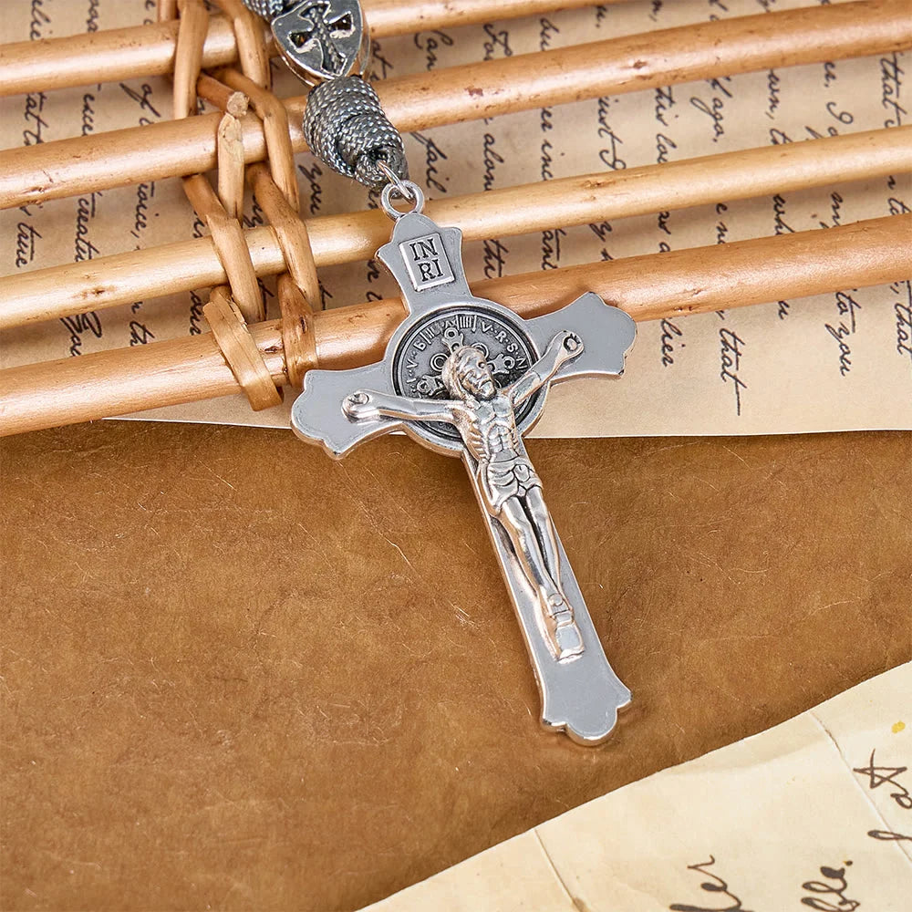 Rosario resistente in paracord con crocifisso intagliato: Totem di duratura fortificazione divina