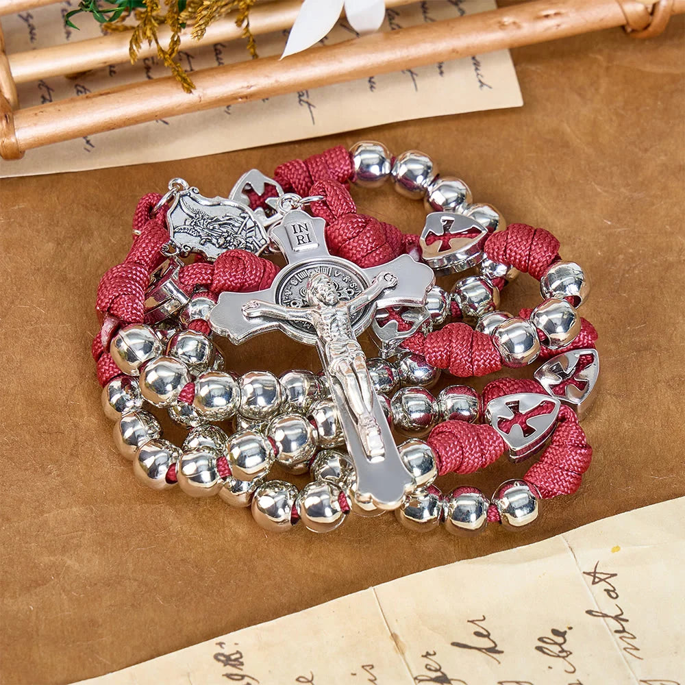 Rosario resistente in paracord con crocifisso intagliato: Totem di duratura fortificazione divina